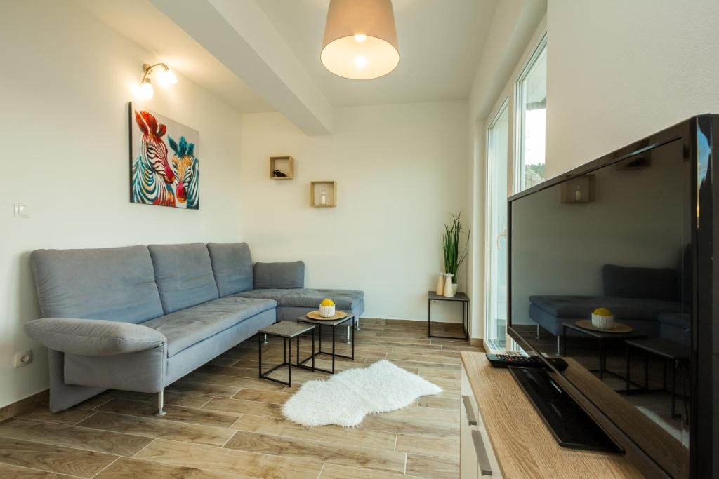 Televízia a/alebo spoločenská miestnosť v ubytovaní 2Bfree Apartments