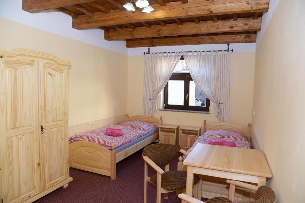 Postel nebo postele na pokoji v ubytování U Slunecne brany