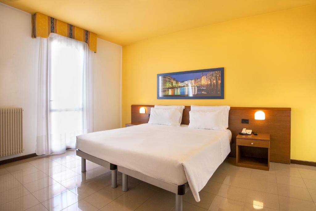 Posteľ alebo postele v izbe v ubytovaní BEST WESTERN Titian Inn Hotel Venice Airport
