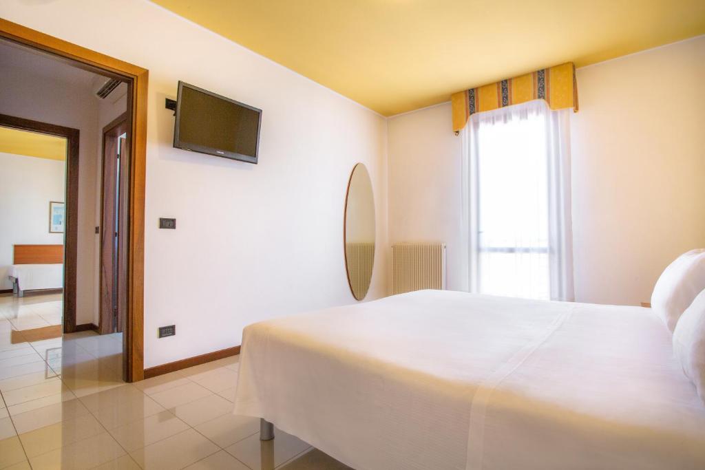 Televízia a/alebo spoločenská miestnosť v ubytovaní BEST WESTERN Titian Inn Hotel Venice Airport