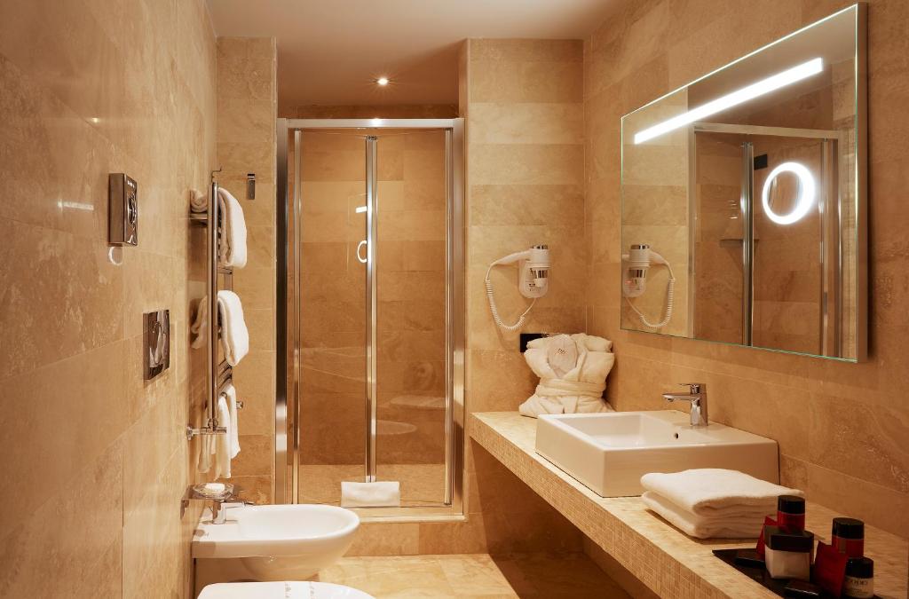 Koupelna v ubytování The Code Hotel