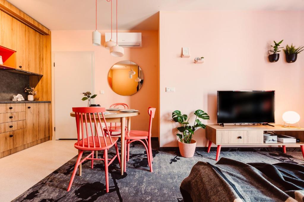 Televízia a/alebo spoločenská miestnosť v ubytovaní Mosquito Silesia Apartments