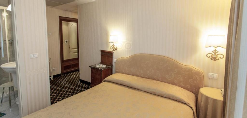 マルゲーラにあるカノヴァのベッドとバスルーム付きのホテルルームです。