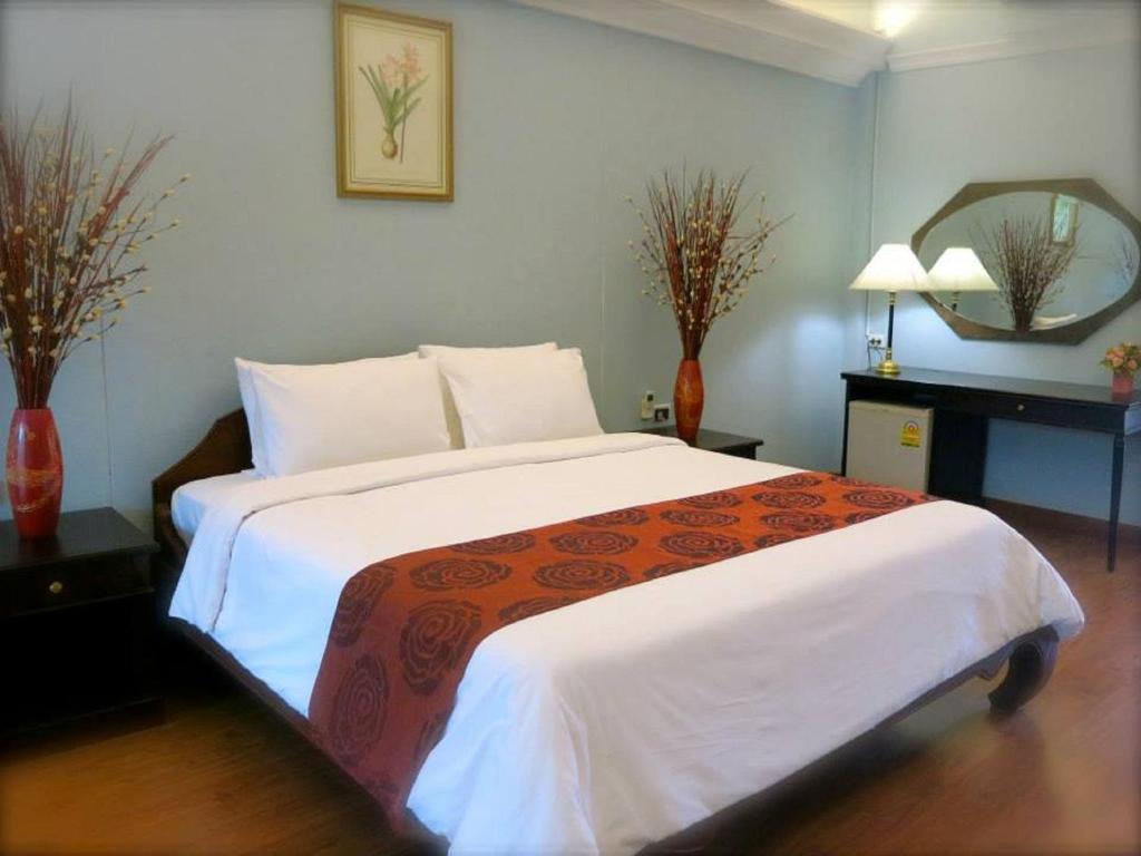 Letto o letti in una camera di Mae Pim Resort Hotel