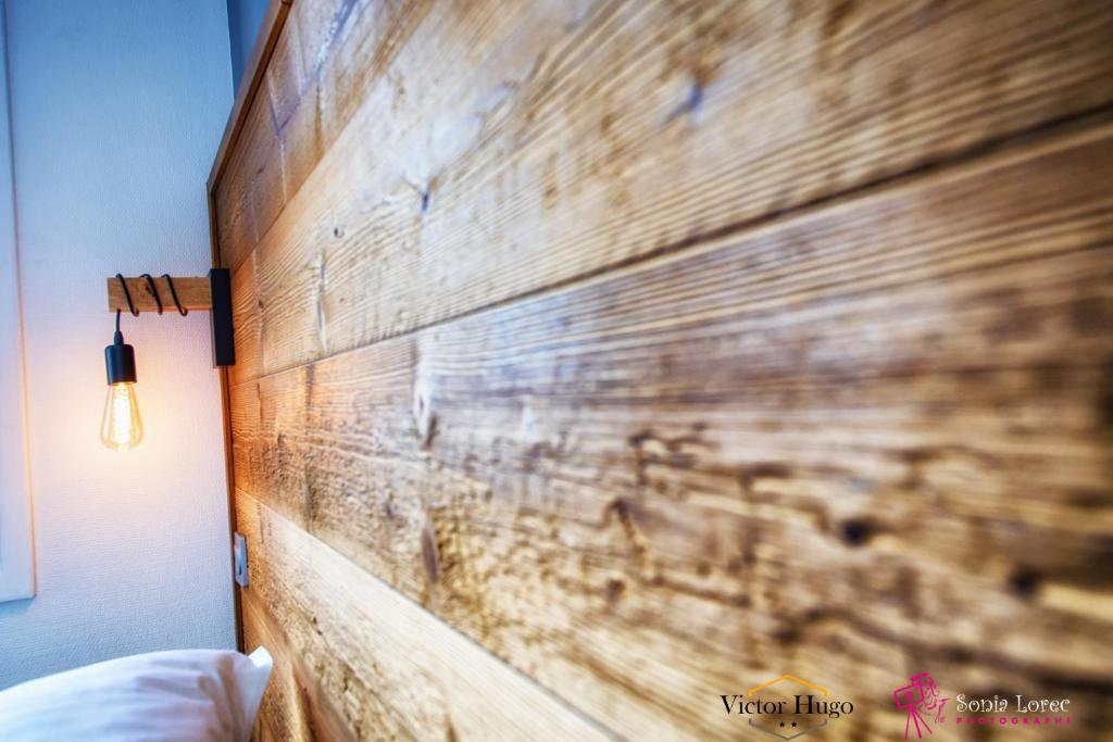 Postel nebo postele na pokoji v ubytování Hôtel Victor Hugo Lorient