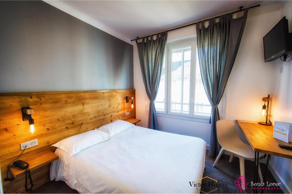 Postel nebo postele na pokoji v ubytování Hôtel Victor Hugo Lorient