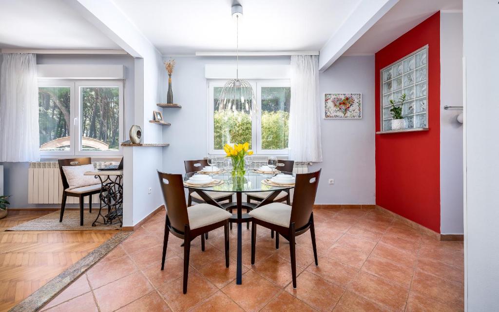 a dining room with a table and chairs at Apartment Cookie in Pula