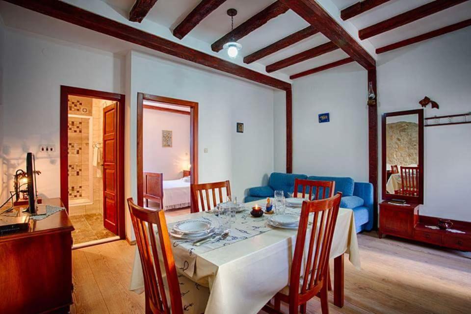 comedor con mesa blanca y sillas en Ul. Ivana Farolfija 12 Apartman Domina, en Vis