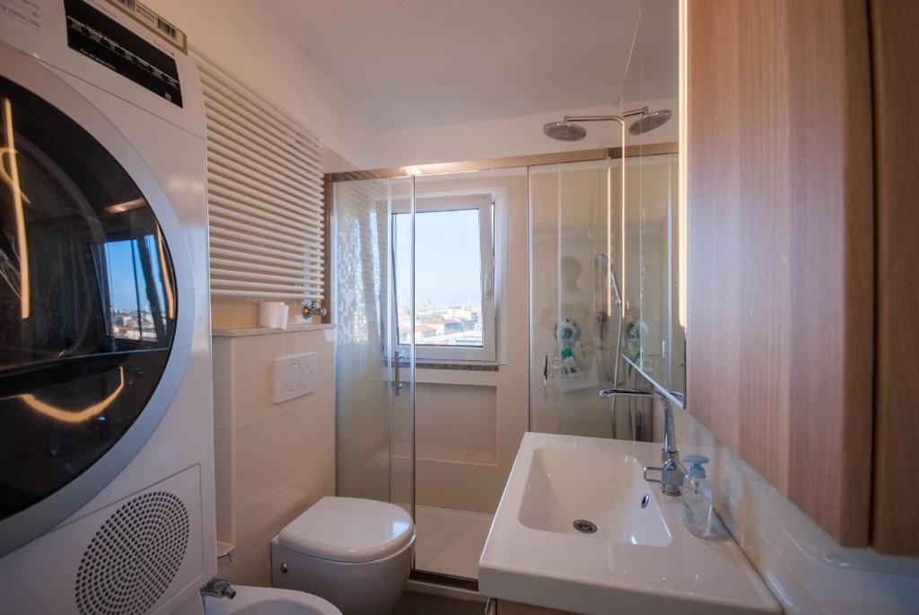 Kúpeľňa v ubytovaní Exclusive rooftop apartment with large terrace in Solari/Tortona