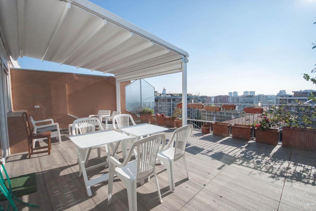 Balkón alebo terasa v ubytovaní Exclusive rooftop apartment with large terrace in Solari/Tortona
