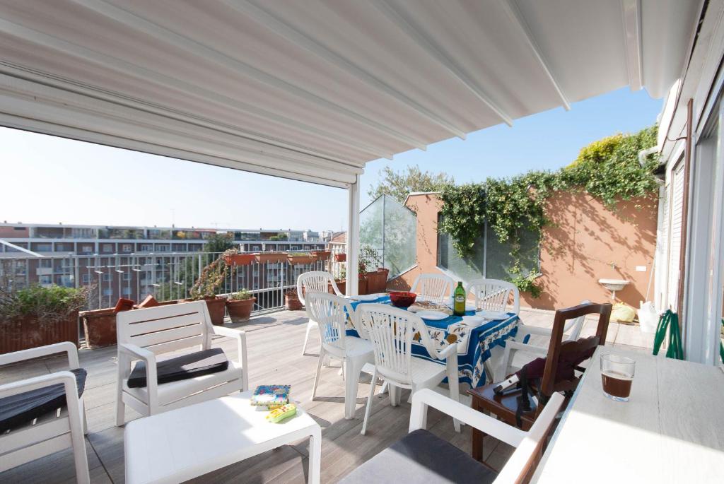 Balkón alebo terasa v ubytovaní Exclusive rooftop apartment with large terrace in Solari/Tortona