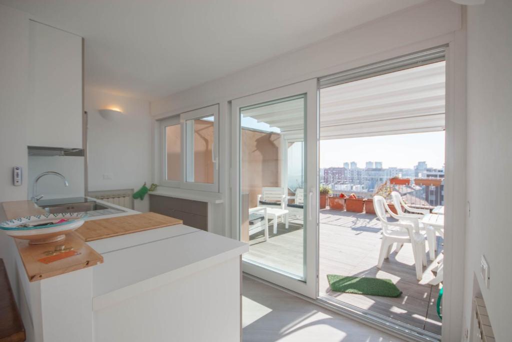 Balkón alebo terasa v ubytovaní Exclusive rooftop apartment with large terrace in Solari/Tortona