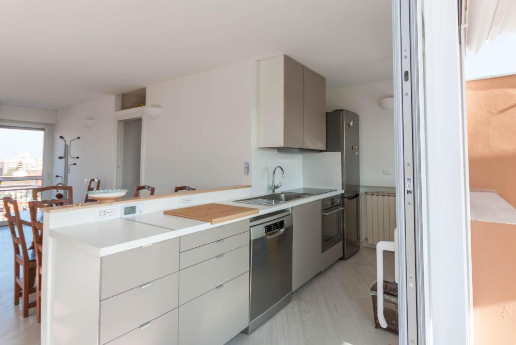 Kuchyňa alebo kuchynka v ubytovaní Exclusive rooftop apartment with large terrace in Solari/Tortona