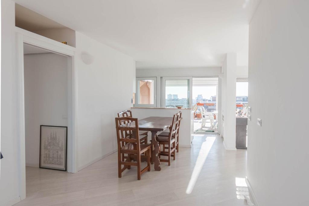 Posedenie v ubytovaní Exclusive rooftop apartment with large terrace in Solari/Tortona