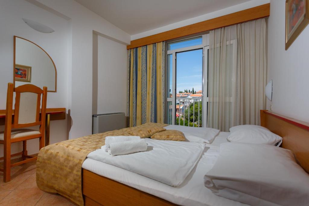 Postel nebo postele na pokoji v ubytování Hotel Dražica - Hotel Resort Dražica