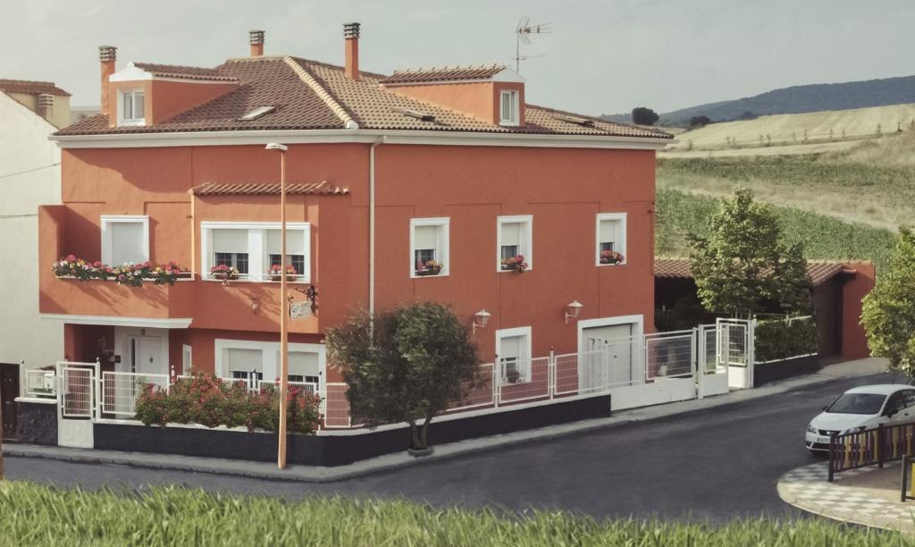 una casa al lado de una carretera en APARTAMENTO 3, 6 Pax CASA RURAL EL SAUCE A 2 KM DE CUENCA, en Nohales