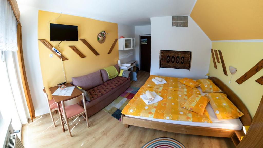 TV a/nebo společenská místnost v ubytování Apartments and Rooms Ražen