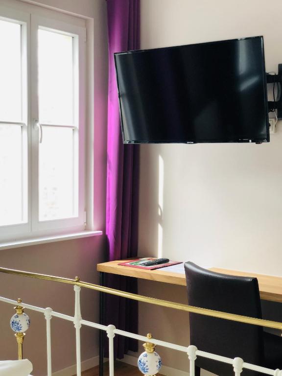 TV a/nebo společenská místnost v ubytování Hotel Alexander