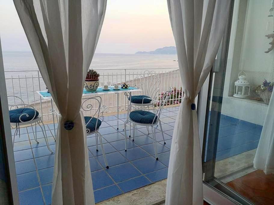 Camera con balcone affacciato sull'oceano. di Taormina Rising Sun Apt a Forza dʼAgro