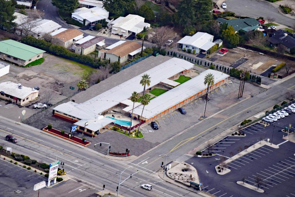 an overhead view of a city with a parking lot at Gateway Inn in Red Bluff