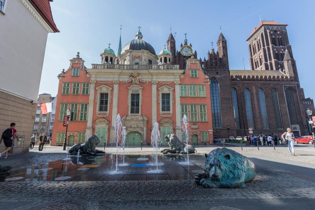 budynek z fontanną przed budynkiem w obiekcie Dębowa Grobla w Gdańsku