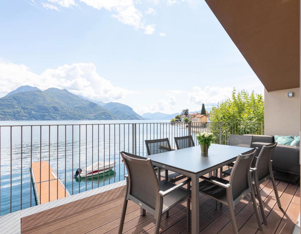 d'un balcon avec une table et des chaises et une vue sur l'eau. dans l'établissement Casa Polina, à Acquaseria