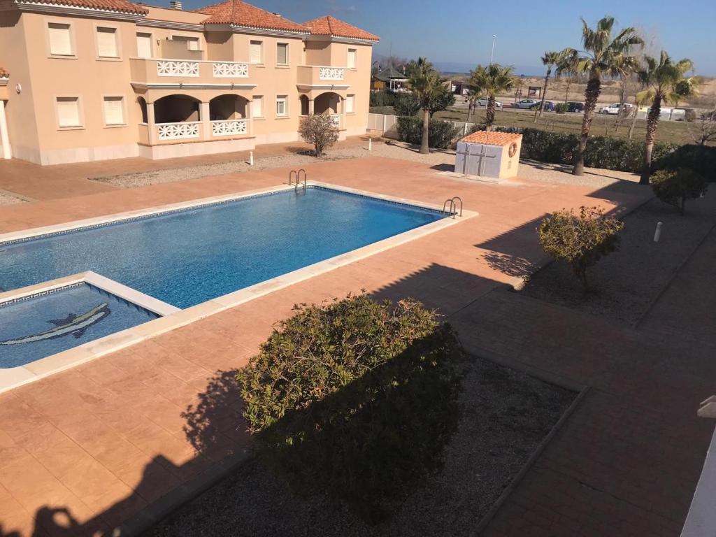 Bazén v ubytování Apartamento en la playa de Riumar nebo v jeho okolí