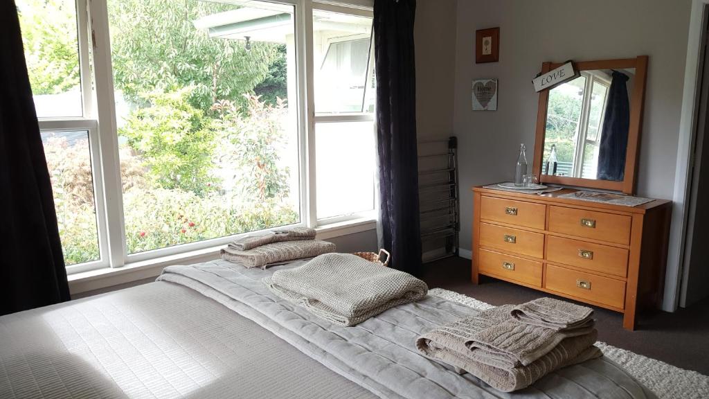Postel nebo postele na pokoji v ubytování Dragonflycottagebnb