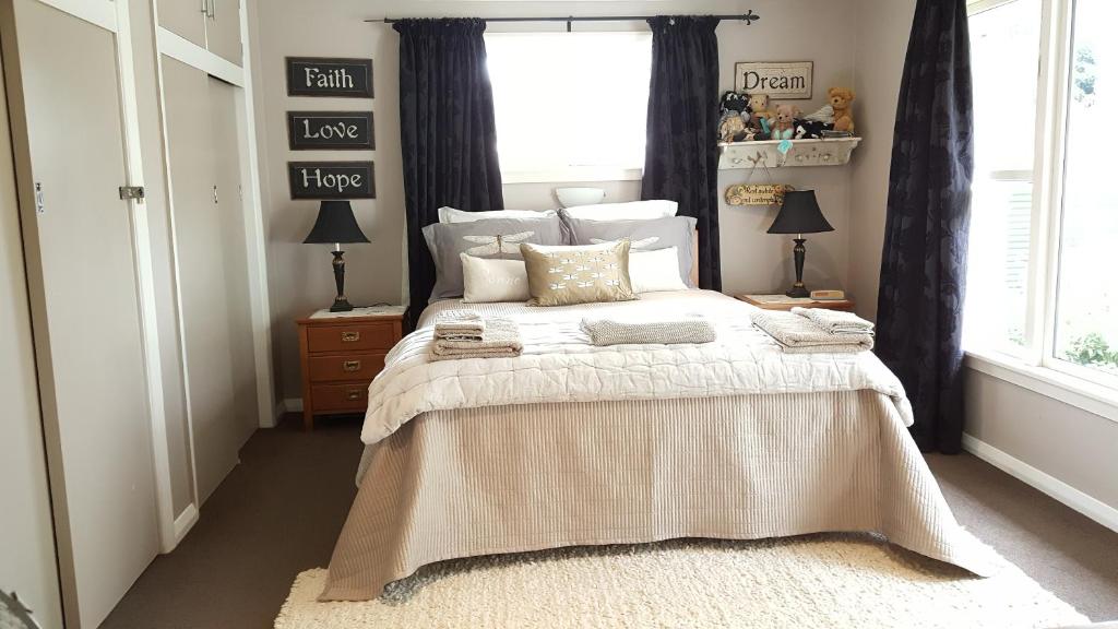 Grovetown的住宿－Dragonflycottagebnb，一间卧室设有一张大床和一个窗户。