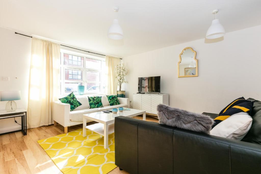 un salon avec un canapé et une table dans l'établissement PARK APARTMENTS at OBC, à Belfast