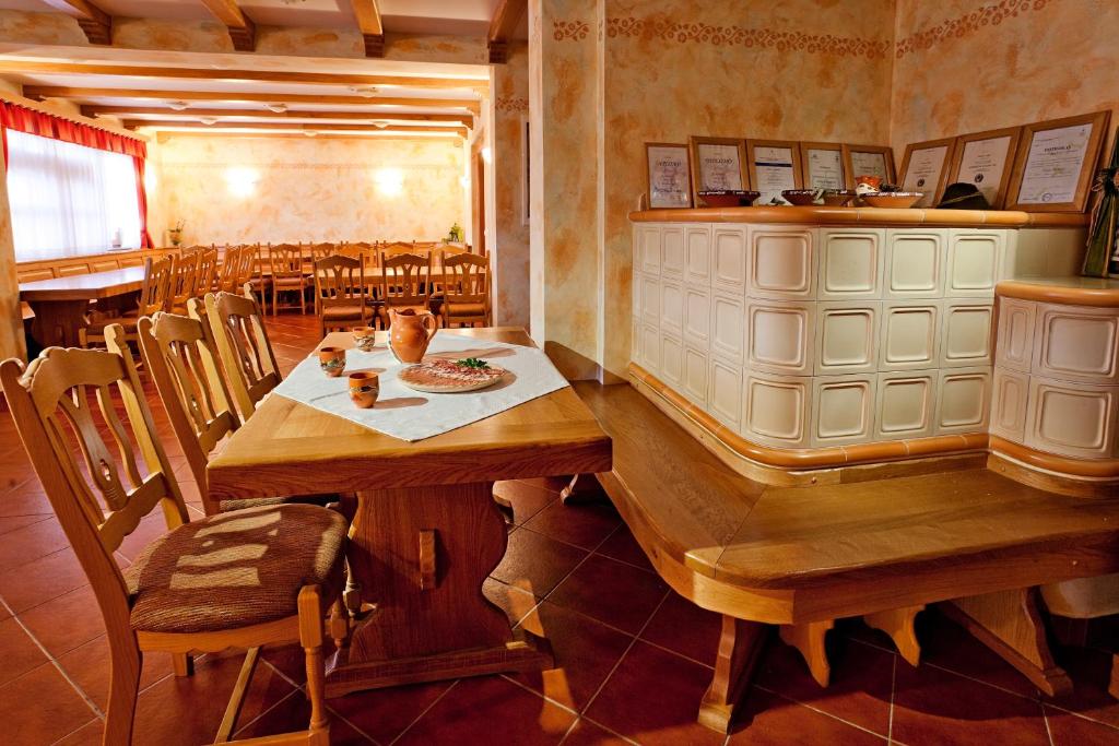 Restaurace v ubytování Tourist Farm Škrbina