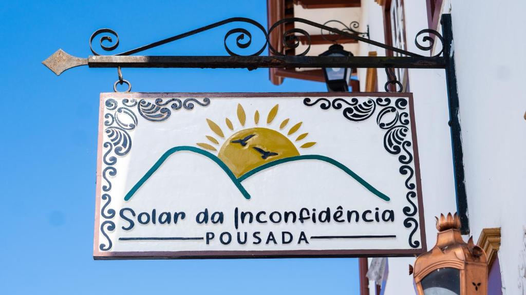 un panneau indiquant le Soleil do incognito pousada dans l'établissement Pousada Solar da Inconfidencia - By UP Hotel - fácil acesso a Praça Tiradentes, à Ouro Preto