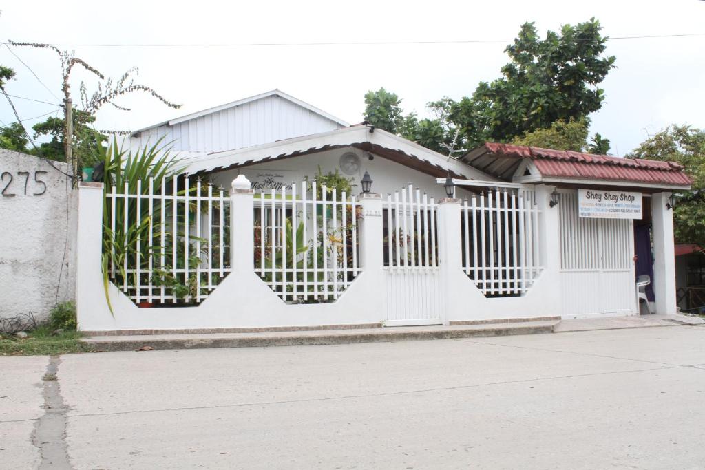 una cerca blanca frente a una casa en Posada Miss Mazie, en San Andrés