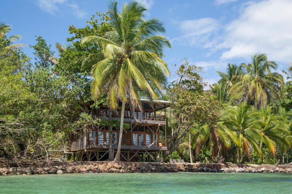 een resort op een tropisch eiland met palmbomen bij Residencia Natural in Bocas del Toro