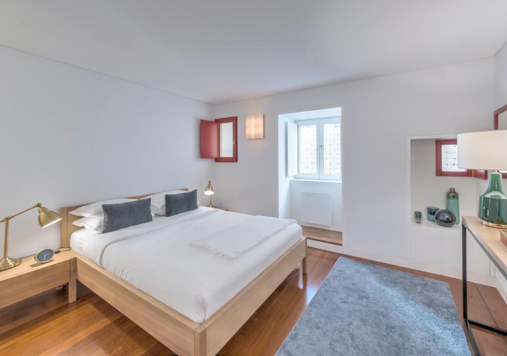 Oporto Street das Aldas - River View