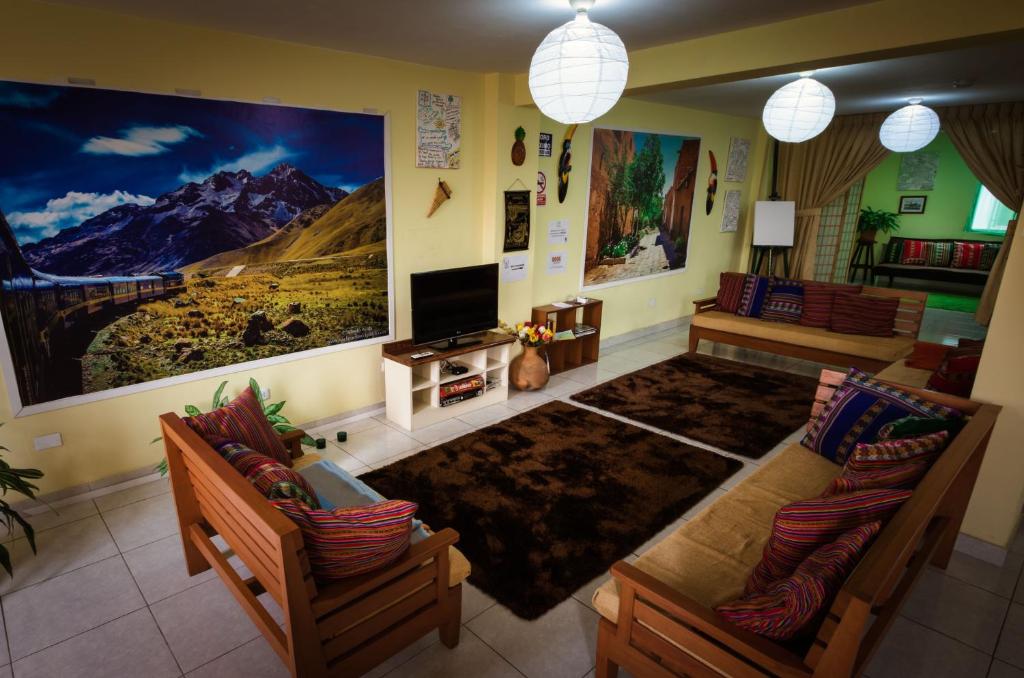 uma sala de estar com uma grande pintura na parede em Mama Backpackers em Lima