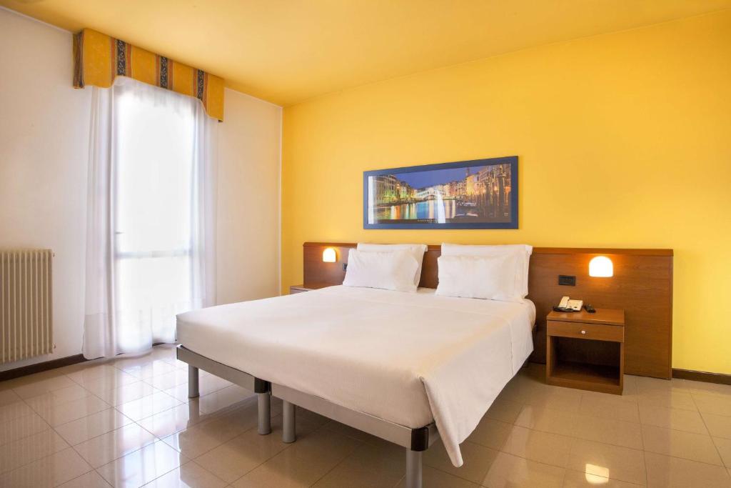 Posteľ alebo postele v izbe v ubytovaní BEST WESTERN Titian Inn Hotel Venice Airport