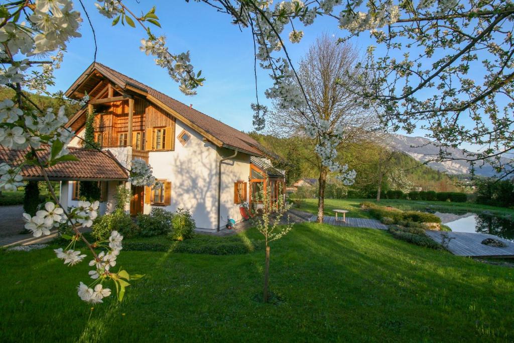 een huis met een tuin met groen gras bij Villa Anna Bad Goisern am Hallstättersee in Bad Goisern