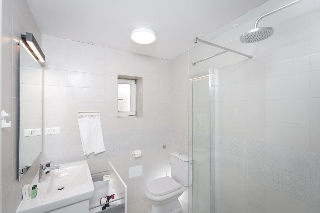 Koupelna v ubytování MK Luxury Rooms