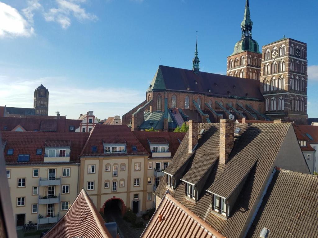 uma vista dos telhados de edifícios de uma cidade em Rooftop Chalet em Stralsund