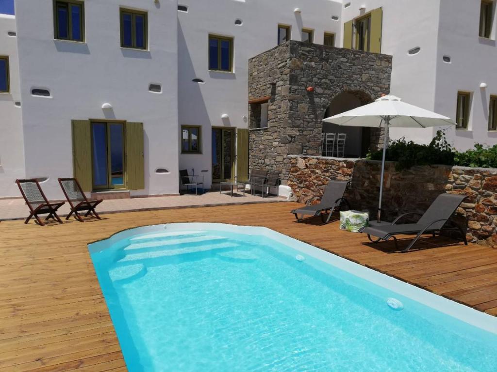 een zwembad voor een gebouw bij Agiasi Villas in Lefkes