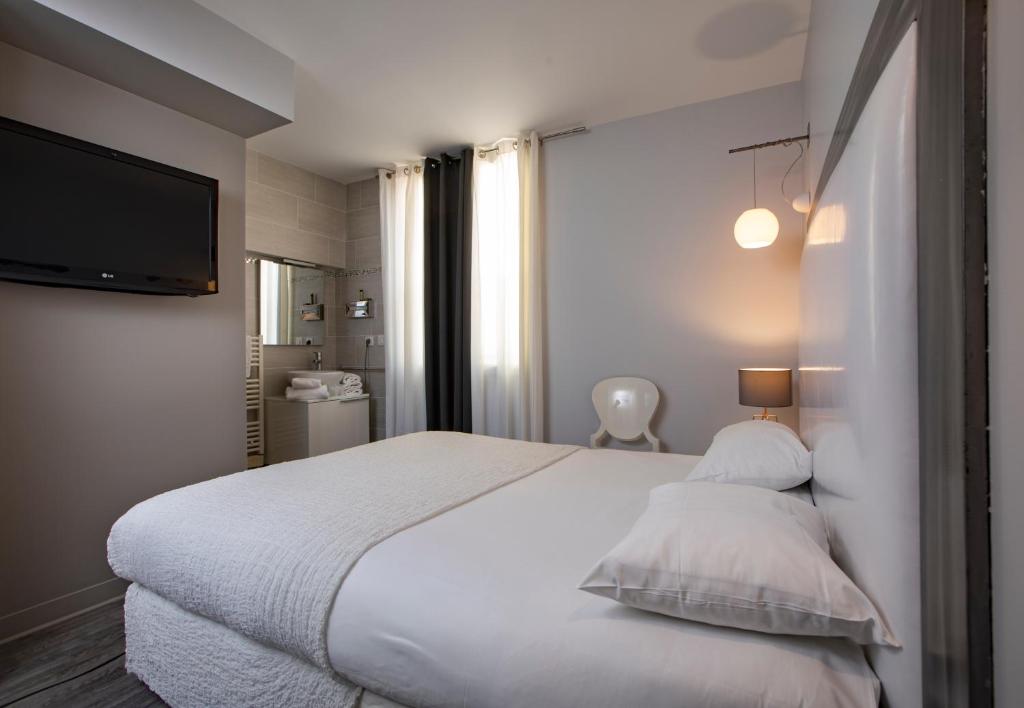 Postel nebo postele na pokoji v ubytování Hôtel De Paris