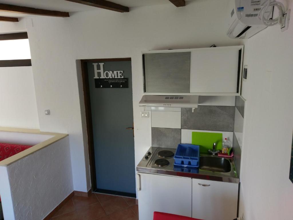 Kuchyň nebo kuchyňský kout v ubytování Apartments Ingrid