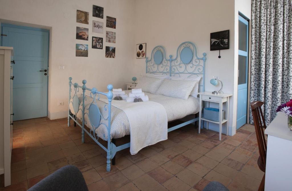 - une chambre avec un lit bleu et blanc dans l'établissement B&B Conca Del Pretore, à Loreto Aprutino