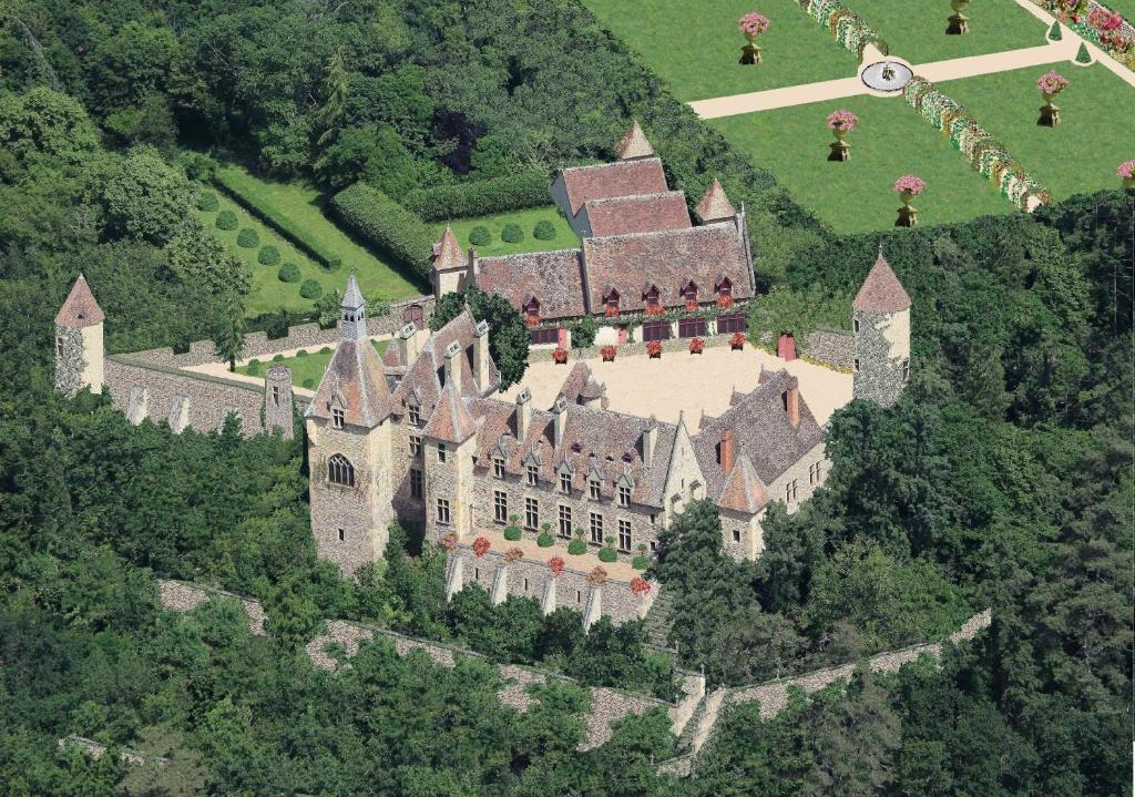 - une vue aérienne sur un château dans les arbres dans l'établissement Château de Peufeilhoux, à Vallon-en-Sully