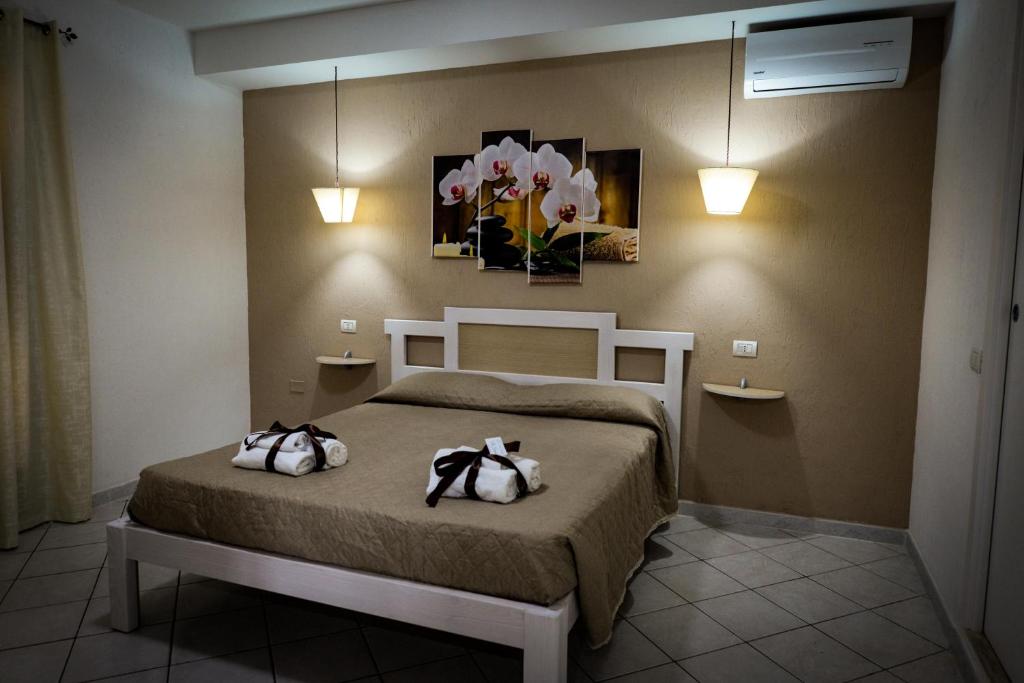 una camera da letto con un letto con due sacchi sopra di Villa Saturno a Tropea