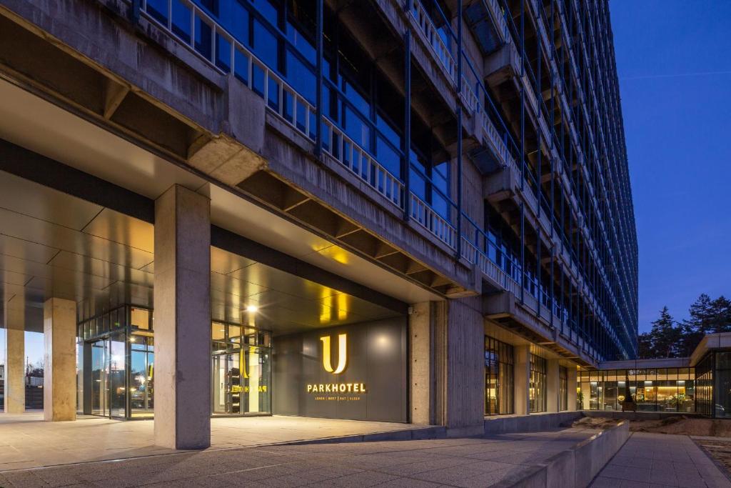 una vista exterior de un edificio por la noche en U Parkhotel en Enschede