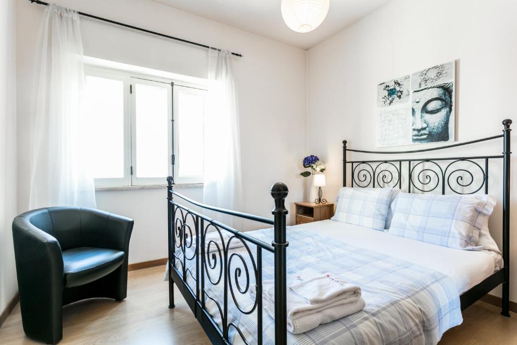 - une chambre avec un lit noir et une chaise bleue dans l'établissement FLH Principe Real Cozy Flats, à Lisbonne