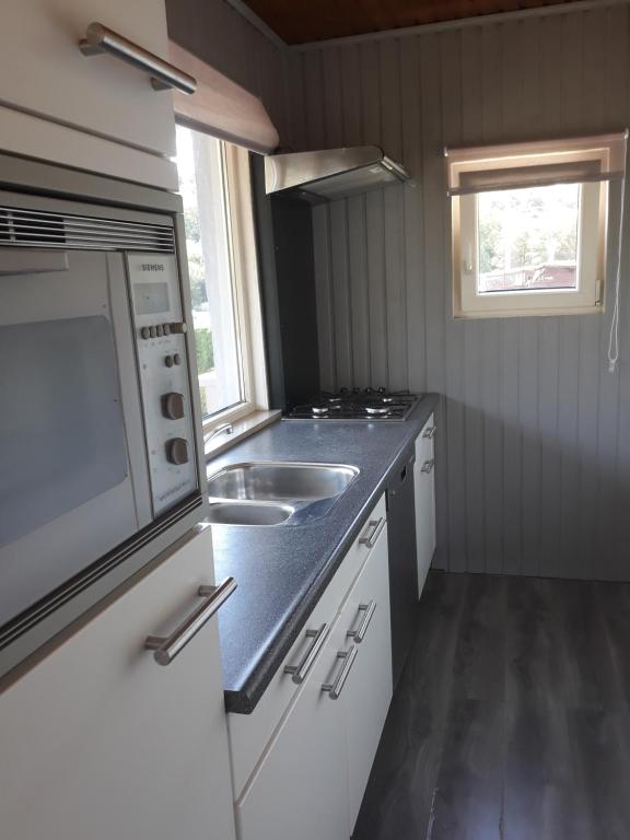 Kuchyň nebo kuchyňský kout v ubytování Bungalow Belle Vue - Camping International - Bomal - Durbuy