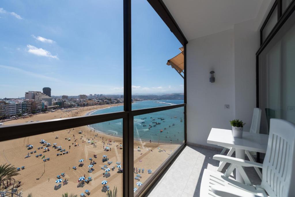 ラスパルマス・デ・グランカナリアにあるLovely balcony sea views By CanariasGetawayのビーチと海の景色を望む客室です。